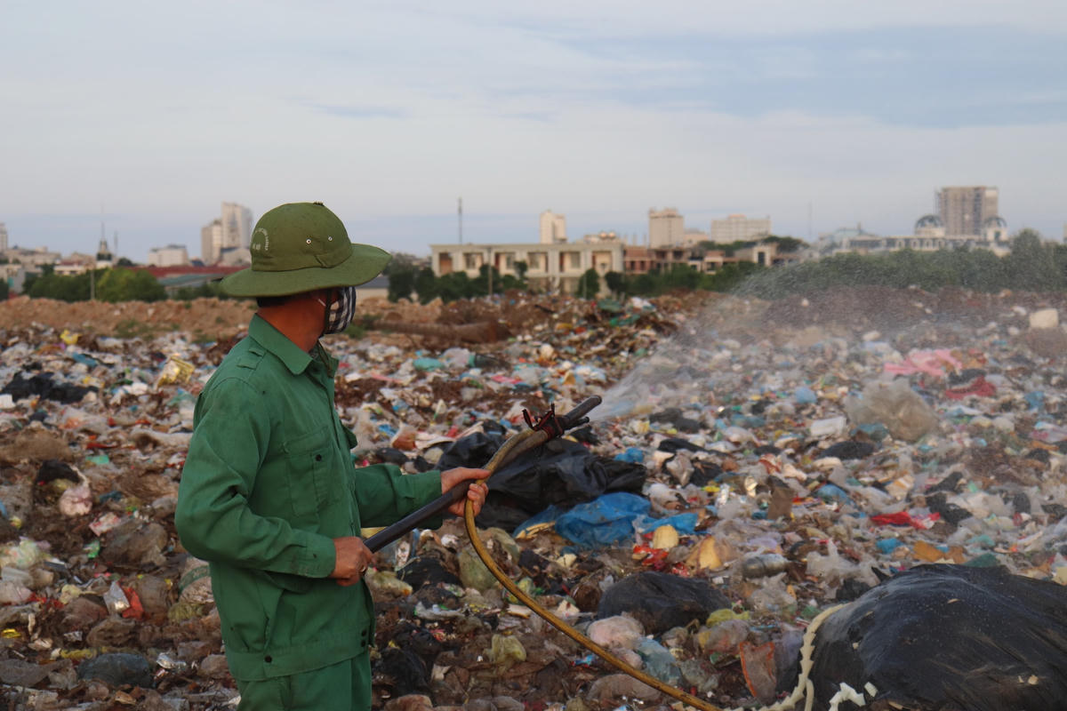 Để đảm bảo môi trường, đơn vị quản lý đã phun hóa chất, chôn lấp và phủ bạt đối với khối lượng rác thải tập kết mới.
