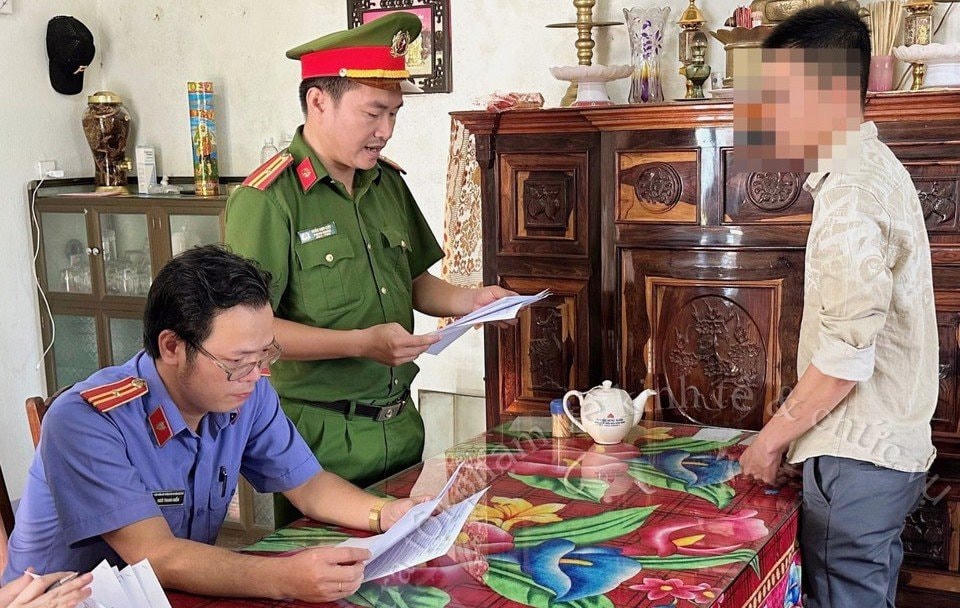 Lực lượng Công an thị xã Đức Phổ bắt đối tượng Nguyễn Lê Ninh.
