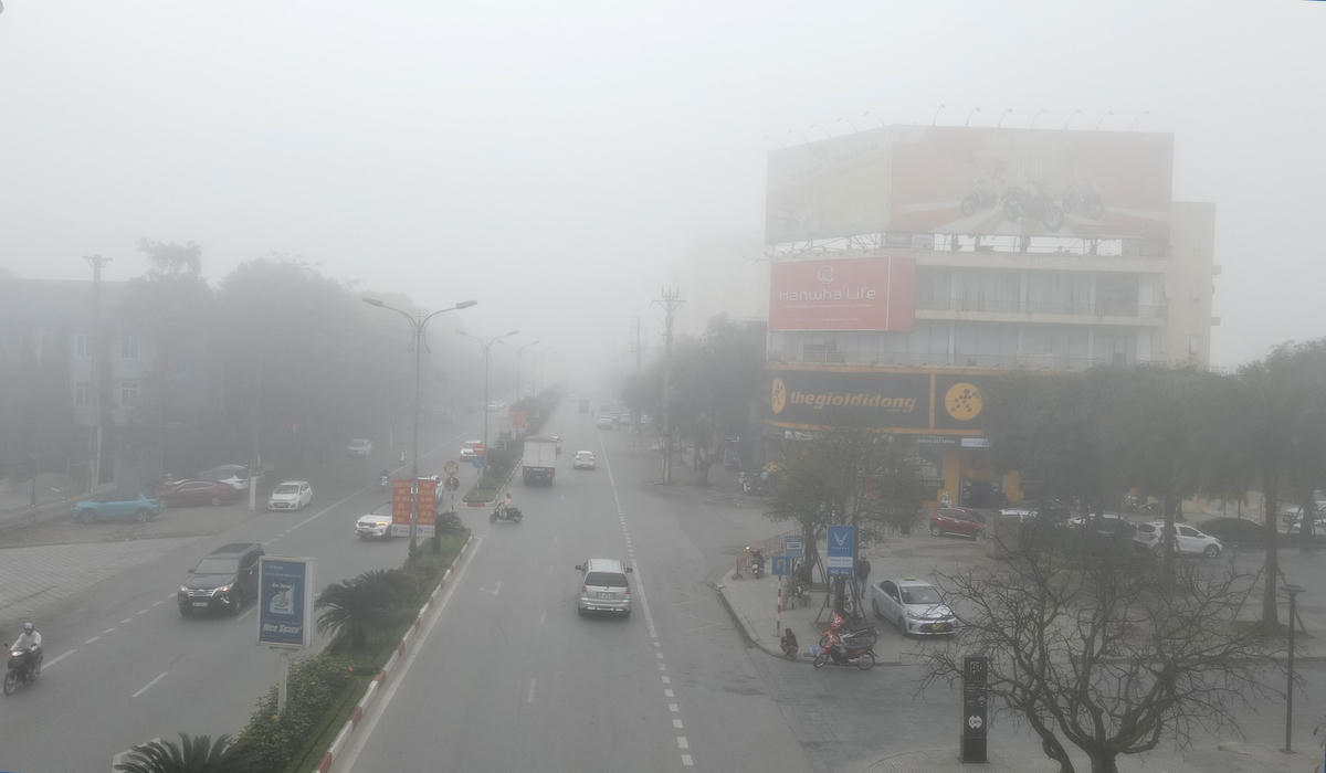 Sương mù khiến tầm nhìn bị hạn chế, ảnh hưởng rất lớn đến người tham gia giao thông.