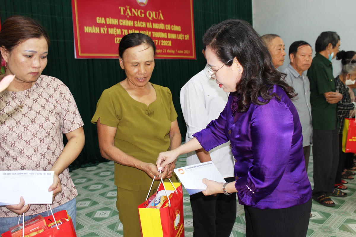 Bà Phạm Thị Hân - Chủ tịch UBMTTQ Việt Nam tỉnh Quảng Bình tặng quà cho người có công trên địa bàn huyện Bố Trạch.