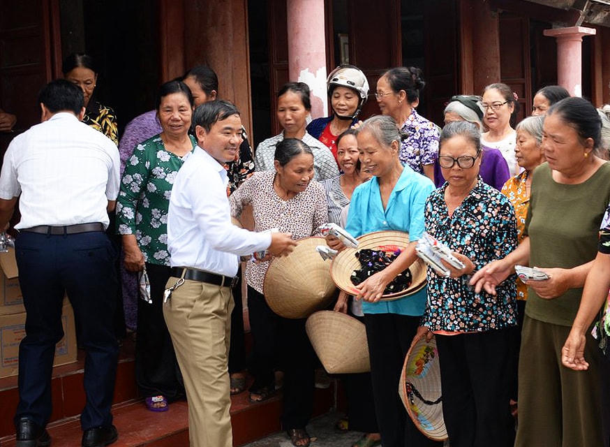 Ông Vũ Đức Phúc tuyên truyền, hướng dẫn người dân thị trấn Trần Cao xử lý rác thải hữu cơ tại nhà.