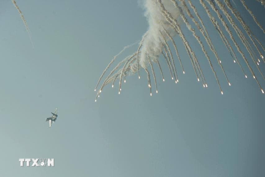 Màn trình diễn phun bẫy nhiệt của máy bay tiêm kích Su-30MK2 trên bầu trời Thành phố Hồ Chí Minh. (Ảnh: TTXVN)