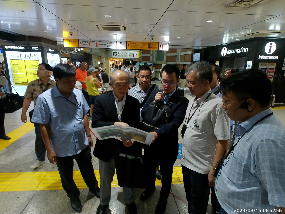 Đoàn đại biểu TP HCM được chia sẻ kinh nghiệm tại Nhà ga Trung tâm Tokyo, Nhật Bản. (Ảnh: HMC cung cấp).