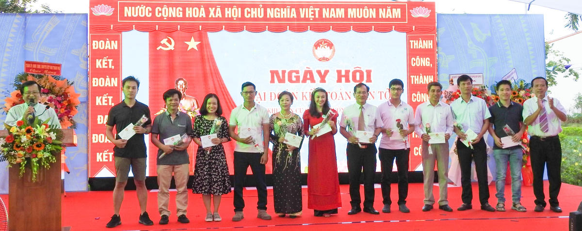 Các cá nhân có thành tích phòng, chống dịch Covid-19 ở Khu dân cư 24 phường Hòa Xuân.