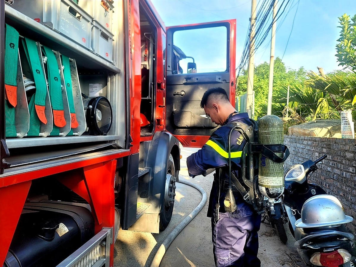 Cháy kho chứa hàng gần Hồ Tây