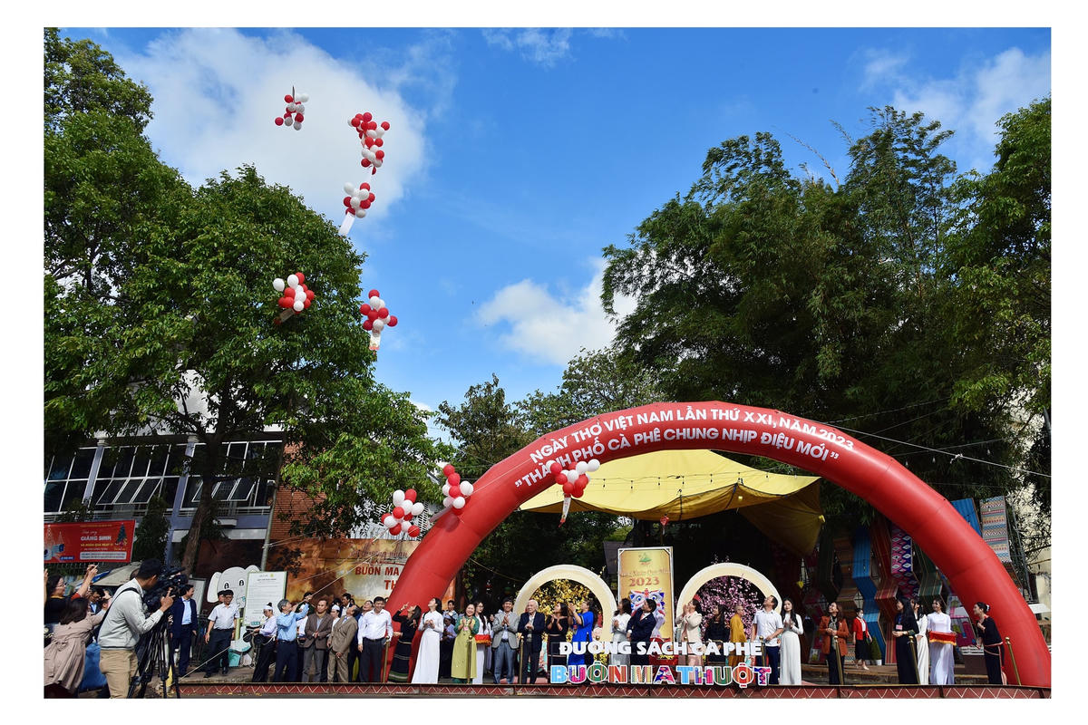 Các đại biểu cùng tham gia nghi thức thả thơ.