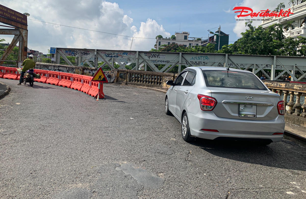 Tuy nhiên, trong sáng nay một chiếc ô tô mang BKS 30E- 031.xx phớt lờ biển cấm ngang nhiên di chuyển lên cầu.  Nhưng do cầu mới được lắp hàng rào cứng nên chủ nhân chiếc xe đã buộc phải quay đầu xe di chuyển bằng lối khác.