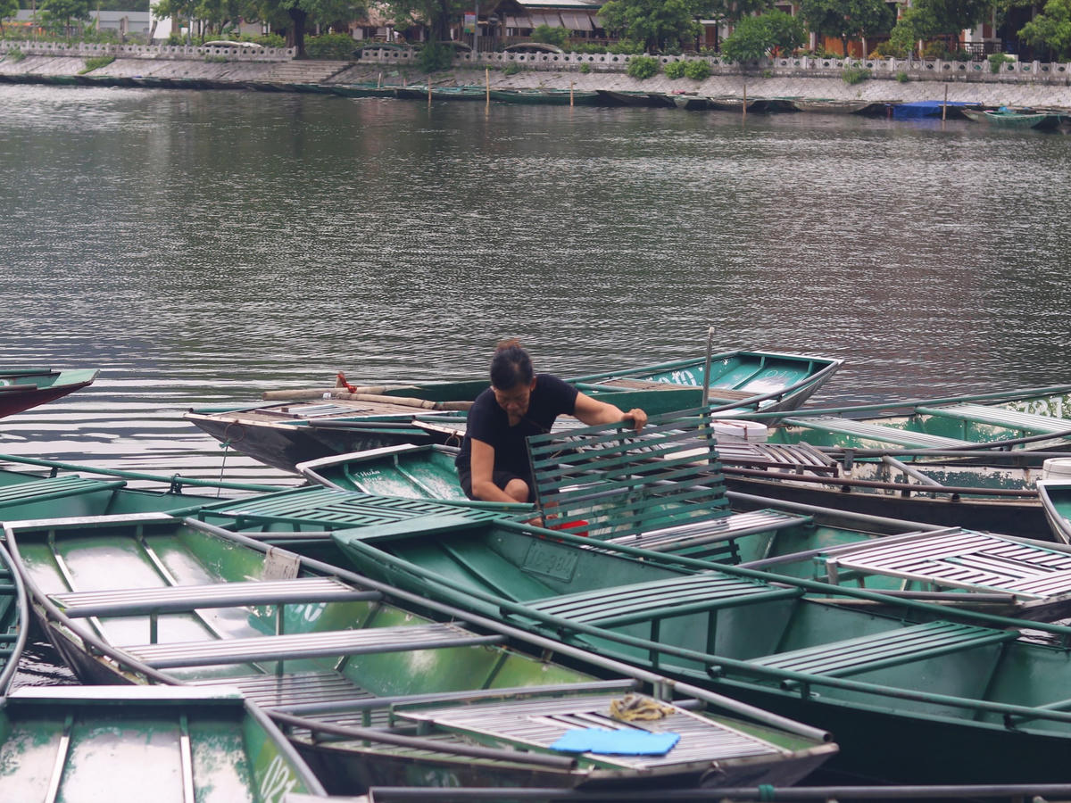  Cùng với đó, có những người 15 - 16 tuổi đã tham gia chèo đò, hoặc có những người trên 75 tuổi vẫn chèo đò để phục vụ du khách. Nếu bây giờ ký hợp đồng, nhiều người quá tuổi lo lắng sẽ không được làm việc nữa.  