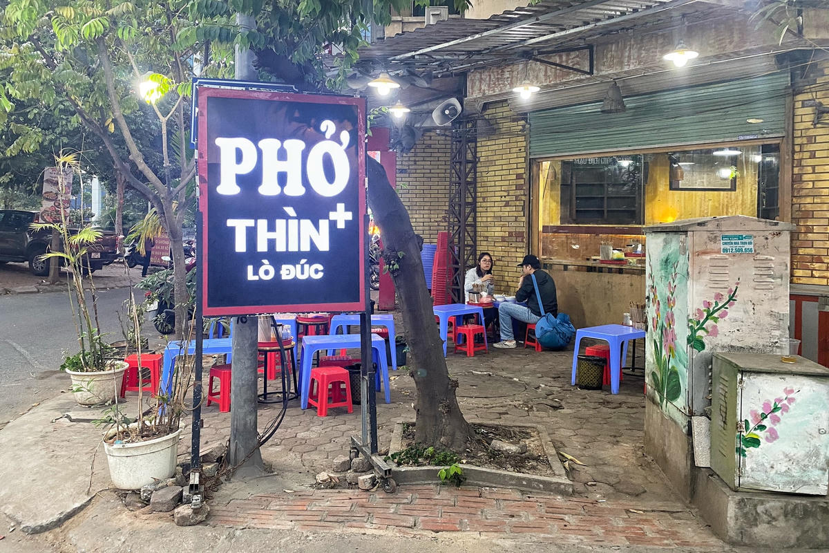 Bàn ghế, bảng hiệu chiếm vỉa hè gây mất mỹ quan đô thị, ảnh hưởng lớn tới người đi bộ.