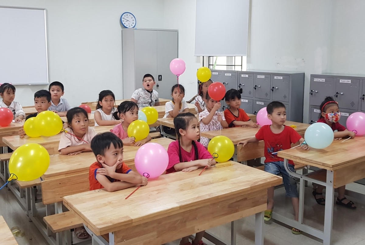 Học sinh lớp 1 Trường Tiểu học Tàm Xá (Đông Anh) trong buổi đầu đến trường nhận lớp.