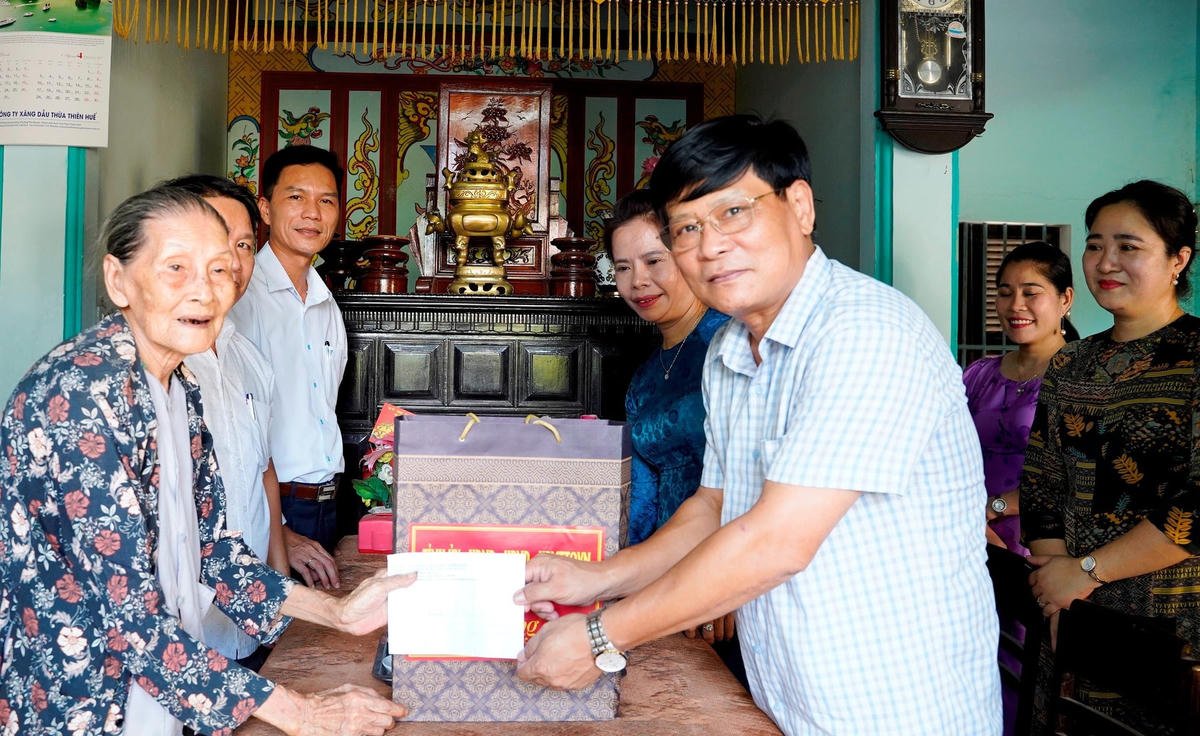 Ông Nguyễn Nam Tiến thăm, tặng quà các gia đình chính sách trên địa bàn thị xã Hương Thuỷ.