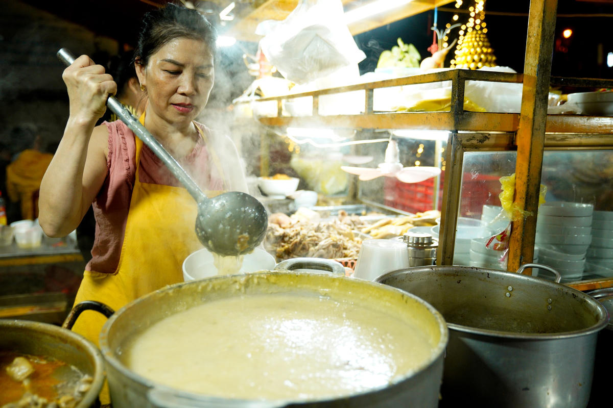 [Ảnh] Nhọc nhằn lao động nghèo vật lộn mưu sinh trong đêm ở TP Hà Tĩnh