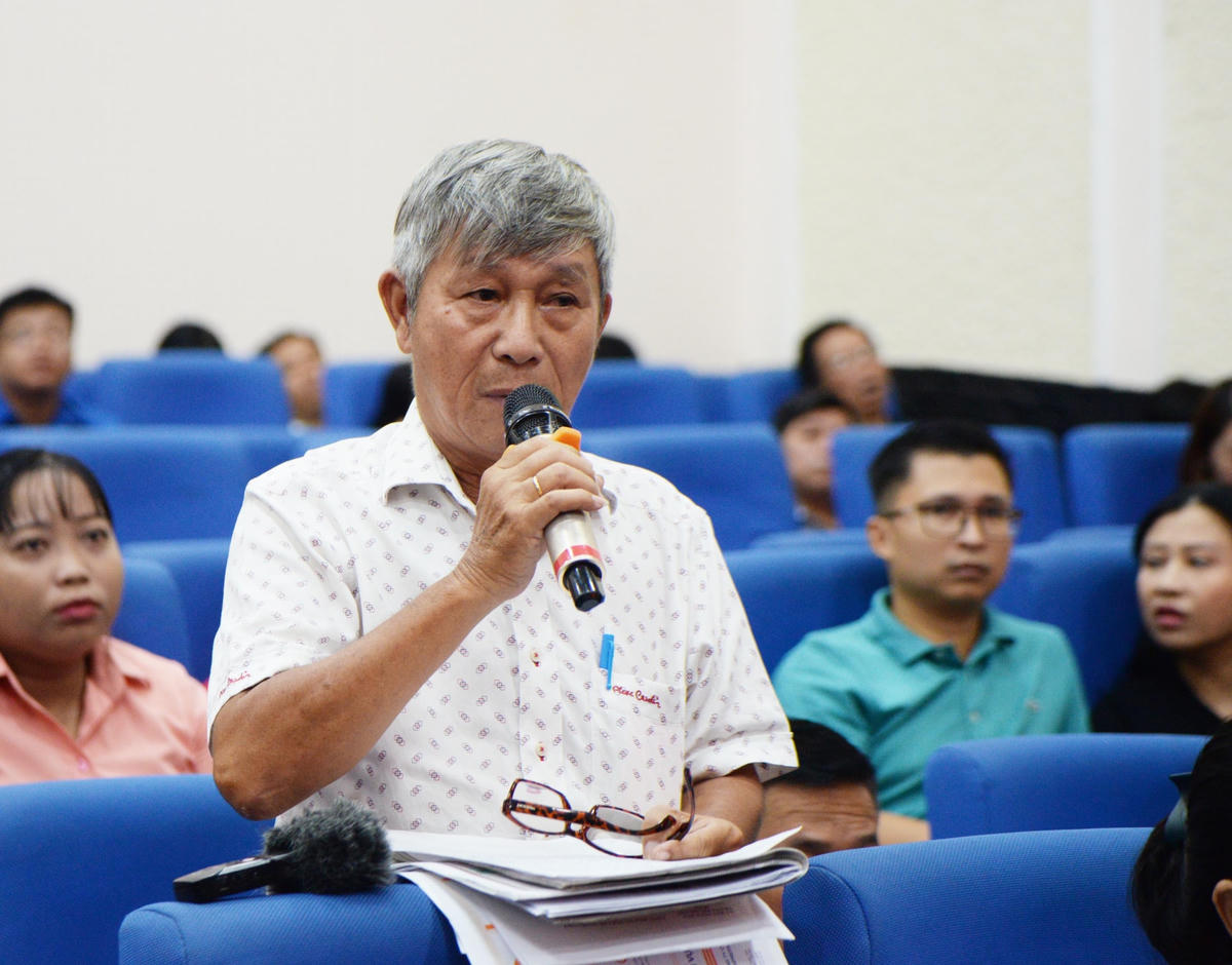 Cử tri Bùi Thanh Tuấn nêu kiến nghị tới đại biểu quốc hội tại buổi tiếp xúc cử tri. 