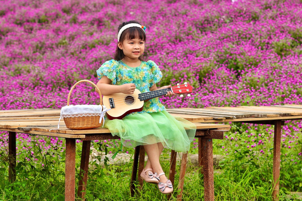 Không chỉ có người lớn, mà các em nhỏ cũng được bố mẹ đưa đến vườn hoa chụp ảnh.