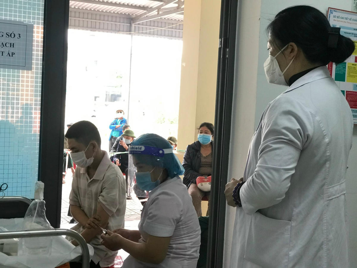 Người đứng đầu đơn vị phải chịu trách nhiệm nếu cán bộ, công chức thuộc cấp không tiêm nhắc lại lần 2 nếu đủ điều kiện tiêm.