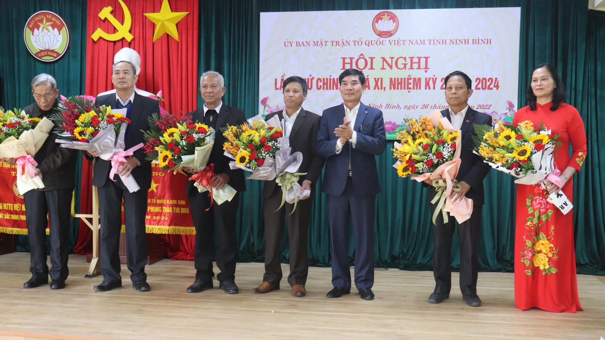 Ông Đỗ Việt Anh, Chủ tịch Ủy ban MTTQ tỉnh trao tặng hoa cho các Ủy viên Ủy ban MTTQ tỉnh nghỉ chế độ.  