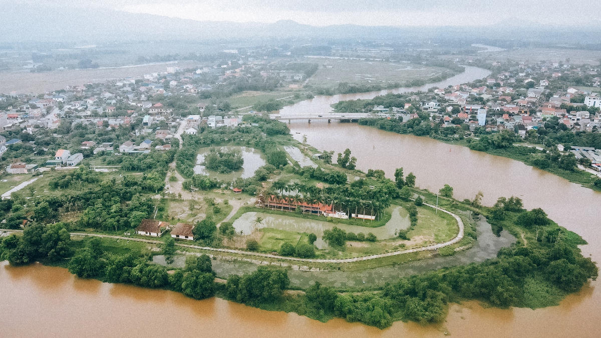 Dự án Khu du lịch sinh thái Bình Mỹ - Sông Nghèn được UBND tỉnh Hà Tĩnh cấp phép trên diện tích 14ha với tổng mức đầu tư 26 tỷ đồng do Công ty Du lịch, dịch vụ Bình Mỹ - Sài Gòn làm chủ đầu tư.
