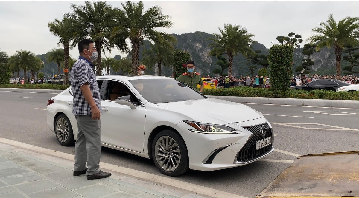 Những chiếc xe ô tô của gia đình ông Phạm Hồng Hà đều thuộc dòng xe "hạng sang".
