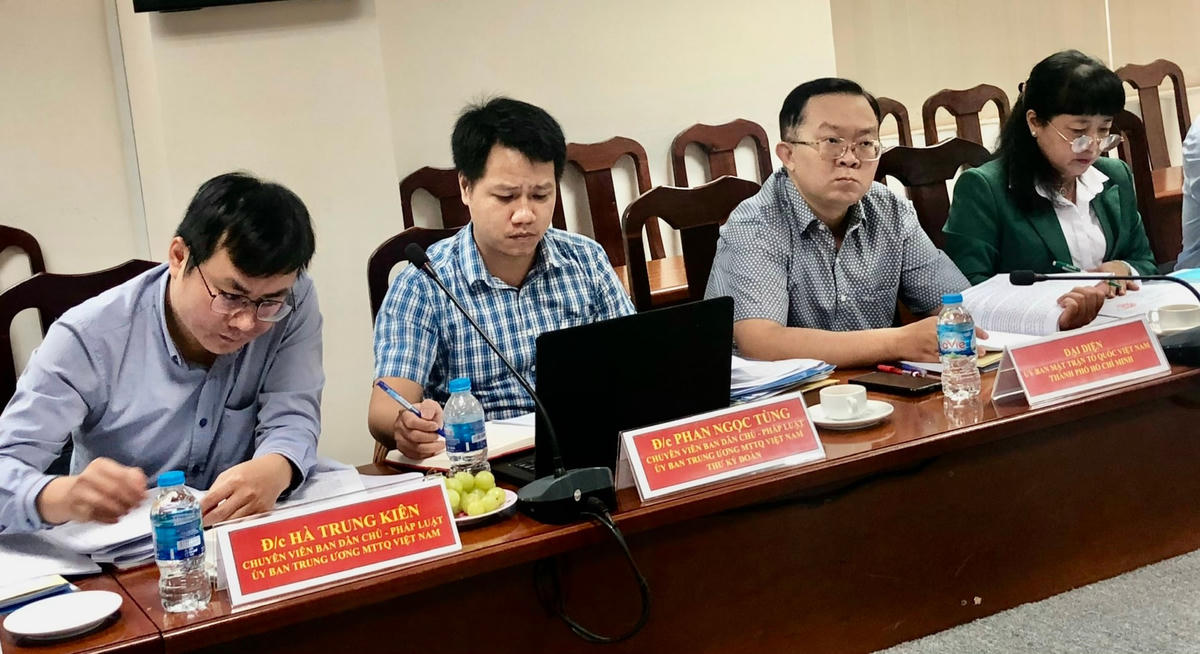 Các thành viên Đoàn giám sát của Ban Thường trực Ủy ban Trung ương MTTQ Việt Nam tại buổi giám sát. Ảnh: Hồng Phúc.