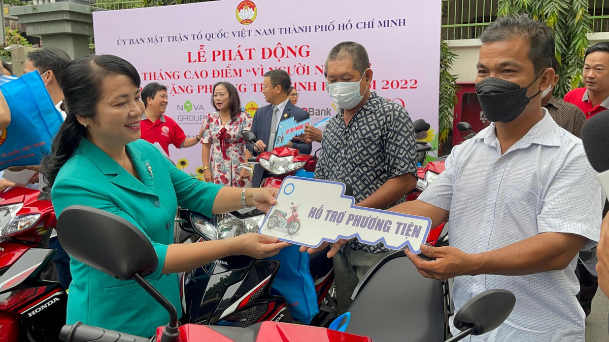 Đại diện Ủy ban MTTQ TPHCM hỗ trợ phương tiện sinh kế cho người nghèo.