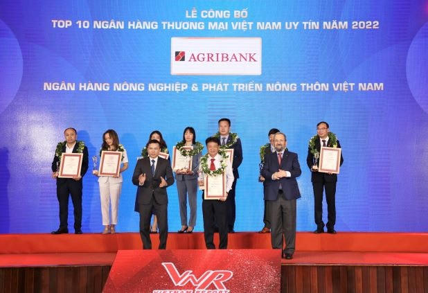 Agribank cũng vinh dự là 1 trong 10 ngân hàng thương mại uy tín nhất Việt Nam