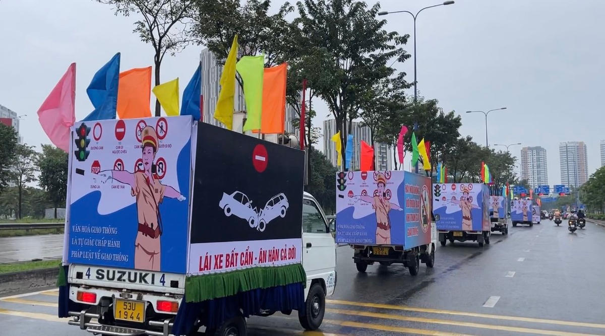 Đội xe tuyên truyền, diễu hành trên đường bố về chấp hành luật giao thông đường bộ và xây dựng văn hóa giao thông. (Ảnh: Thanh Bình).