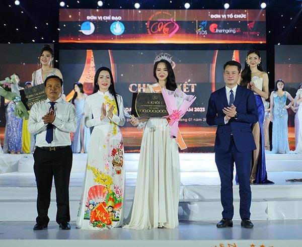 Trao giải cho Á khôi 1.