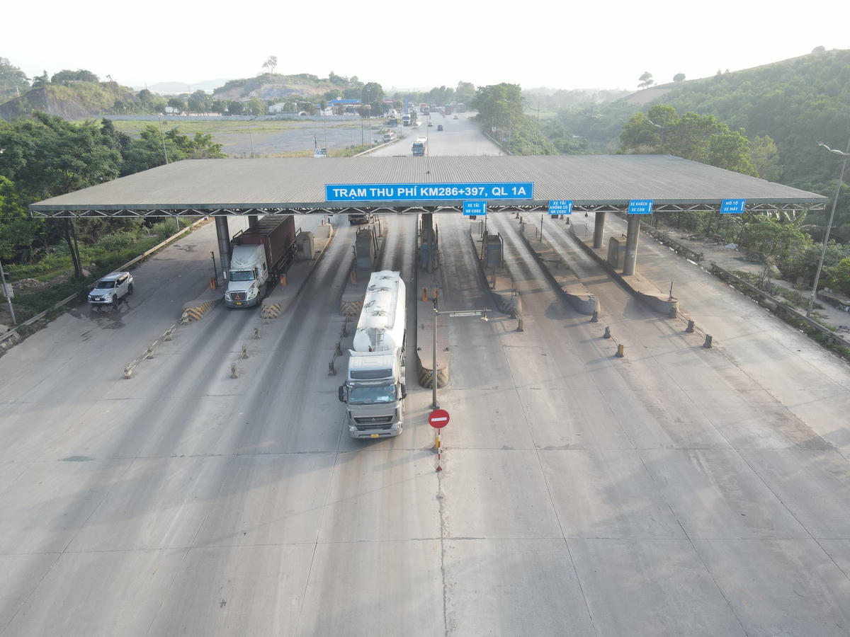 Trạm thu phí Bỉm Sơn nằm trên QL1A không hoạt động nhiều năm qua.