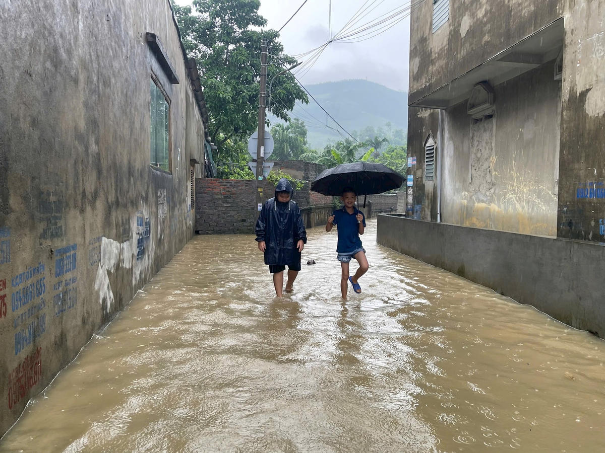 Người dân phường Vàng Danh bì bõm