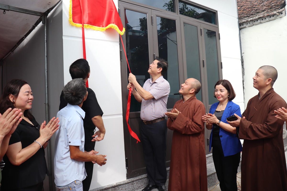 Các đại biểu kéo băng khánh thành ngôi nhà Đại đoàn kết của anh Phạm Văn Toàn.