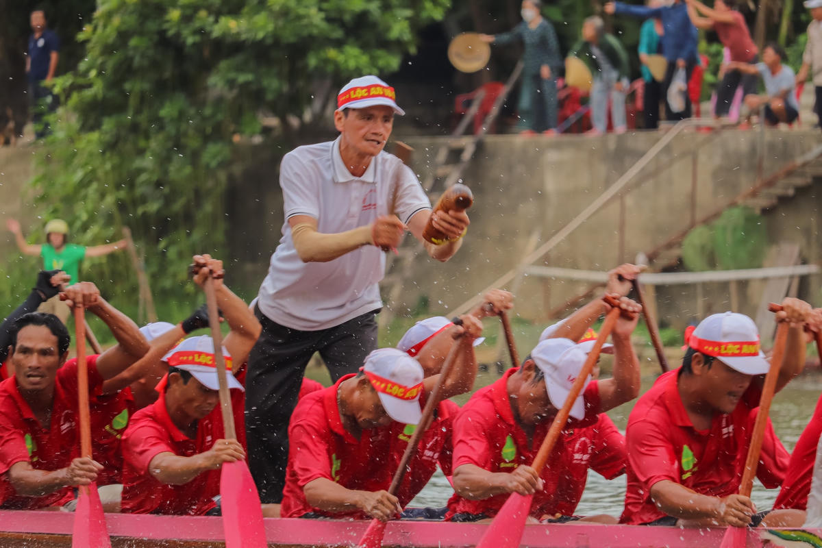 Người gõ mõ chính là người cầm nhịp cho thuyền bơi. Điều khiển độ nhanh, chậm nhịp ra chầm của trai bơi qua tiếng mõ và lời hô.