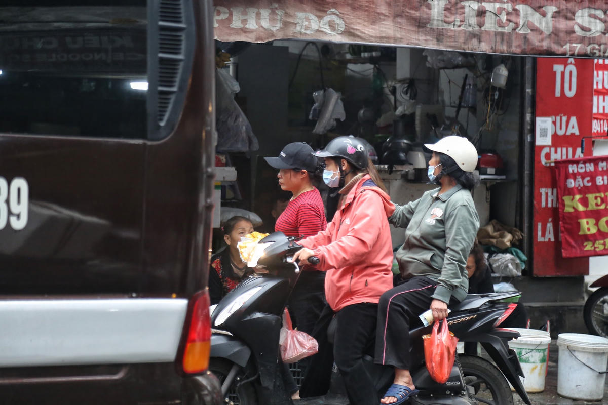 Hà Nội: Gà ngậm hoa hồng đắt khách tại 'chợ nhà giàu' ngày Rằm tháng Giêng