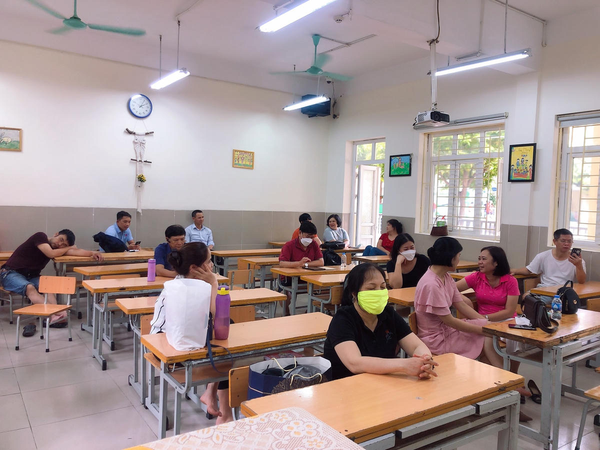 Điểm thi Trường THCS Dịch Vọng bố trí chỗ gửi xe miễn phí và phòng học làm chỗ nghỉ ngơi cho phụ huynh.