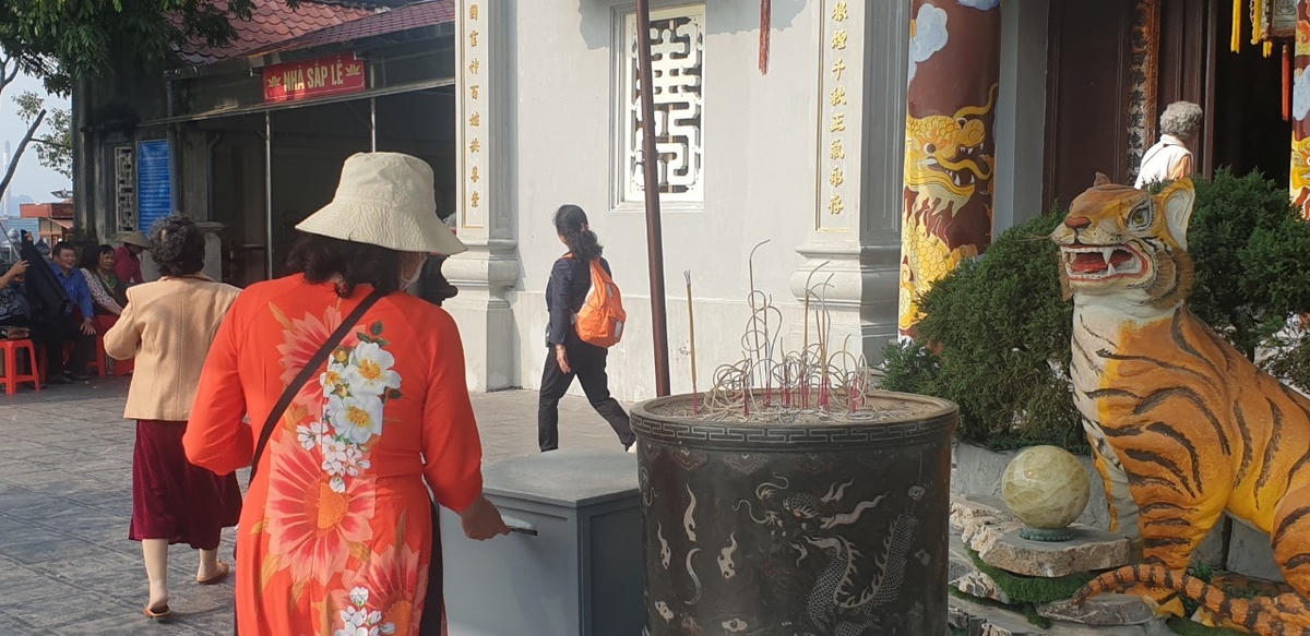 Khách đến Đền Cửa Ông cũng thường bỏ tiền vào hòm giọt dầu thay vì ghi công đức.