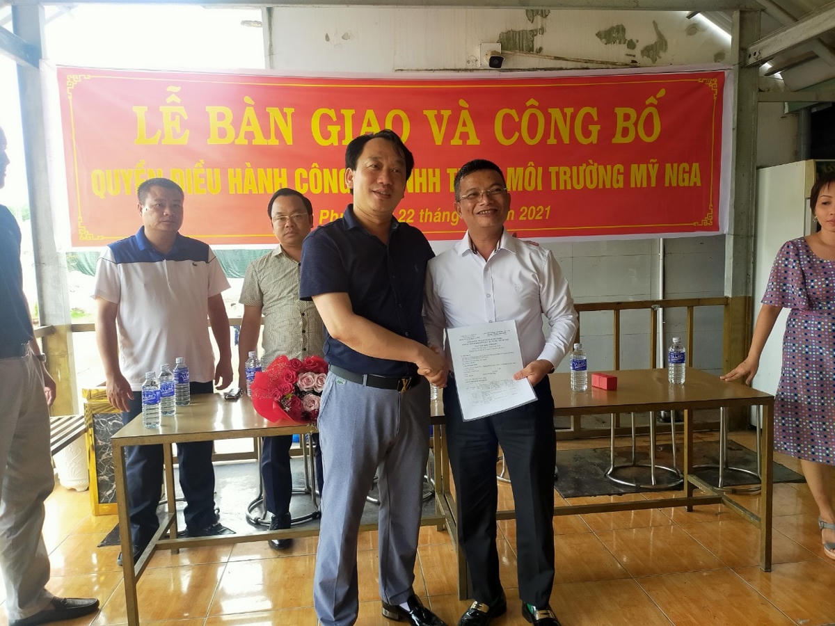 Ông Văn Anh Tuấn (bên phải) bàn giao Giấy phép kinh doanh mới do Sở Kế hoạch và Đầu tư tỉnh Bình Dương cấp thay đổi lần thứ 8, ngày 21/5/2021 cho ông Nguyễn Duy Hùng, Chủ tịch Hội đồng quản trị.