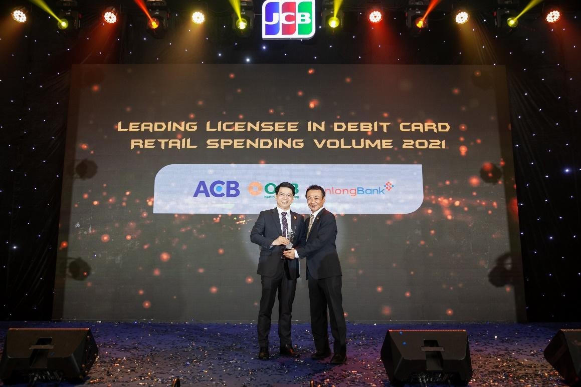 Sử dụng thẻ là một trong những lựa chọn giúp đẩy nhanh hoạt động thanh toán không tiền mặt tại Việt Nam