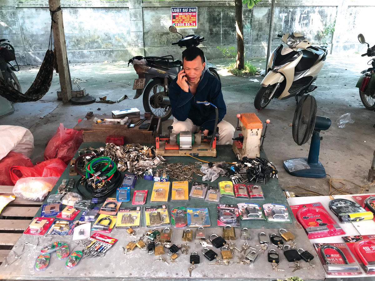 Hàng bán và sửa khóa.  