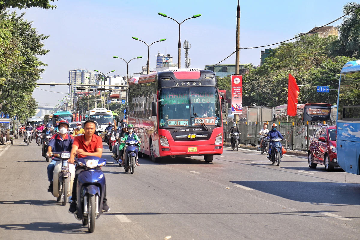 Mật độ phương tiện trên tuyến đường Giải Phóng luôn trong cảnh đông đúc, tấp nập.
