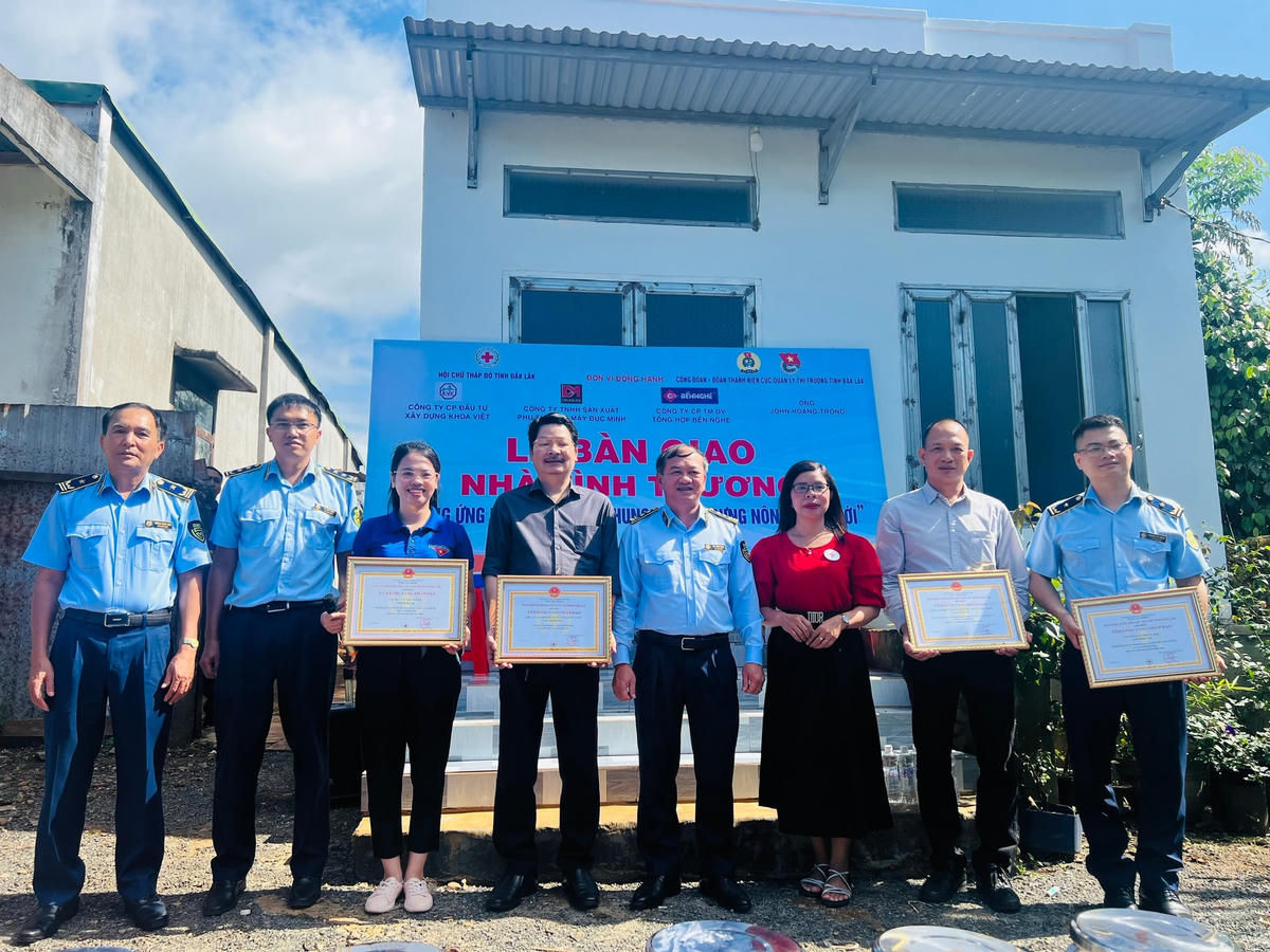 Đại diện Hội chữ thập đỏ tỉnh Đắk Lắk trao ghi nhận tấm lòng vàng cho các đơn vị tài trợ, đồng hành trong hoạt động thiện nguyện.