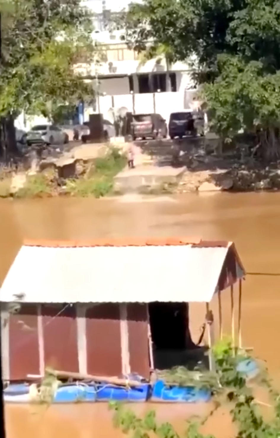 Hàng chục lao động tháo chạy khỏi casino nhảy xuống sông Bình Di nhập cảnh trái phép về nước. 