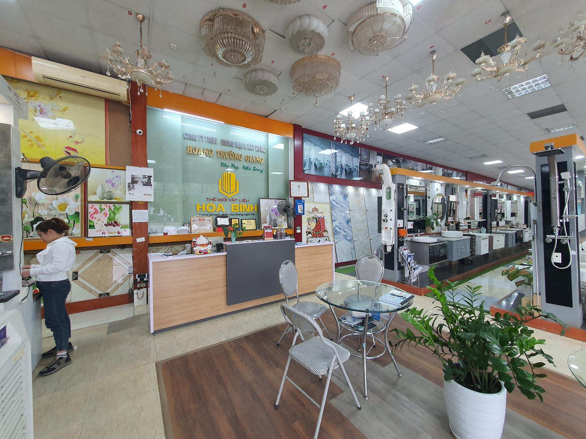 Siêu thị Hoàng Trường Giang xây dựng hoạt động kinh doanh gần 10 năm dù chưa được cấp phép xây dựng.