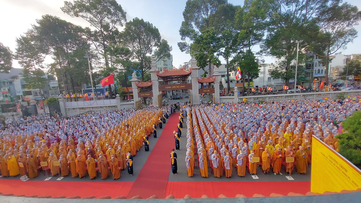 Hàng ngàn Tăng Ni, Phật tử cùng tham dự Đại lễ Phật Đản tại chùa Việt Nam Quốc Tự. (Ảnh: Thanh Tình).