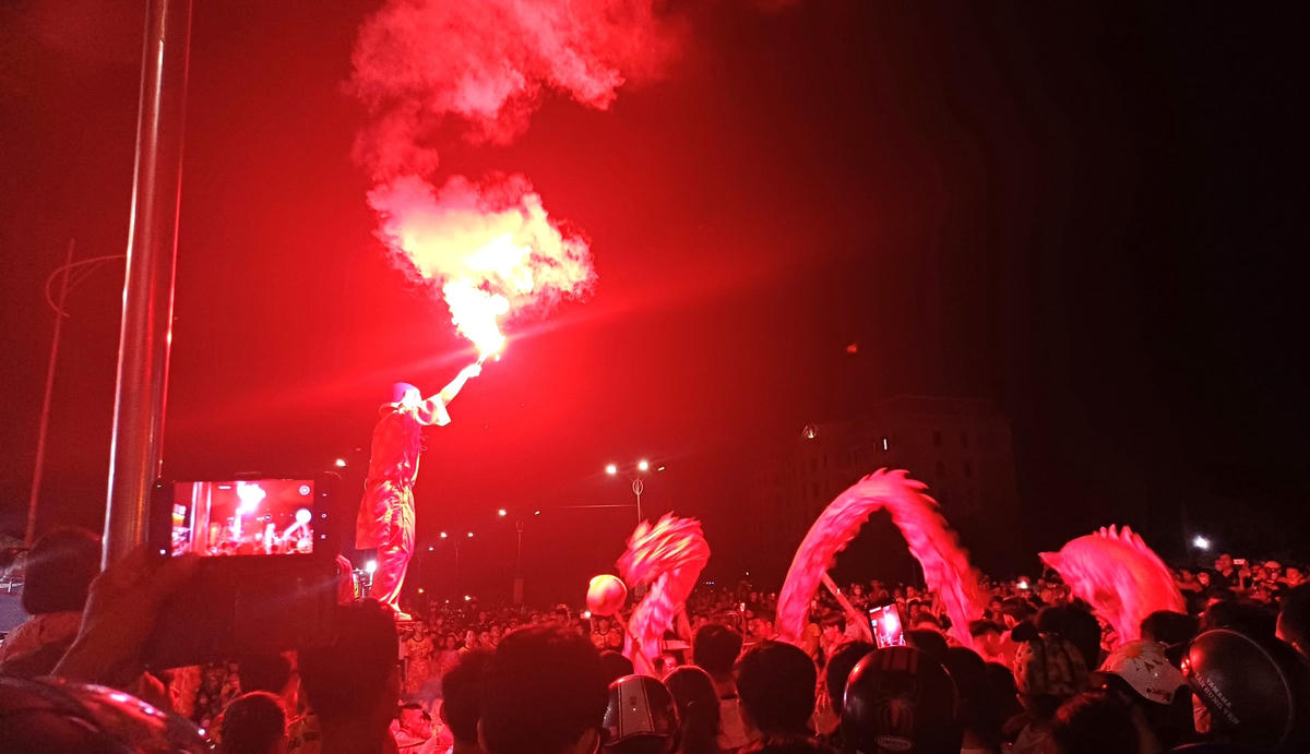 Một số đội lân đốt pháo sáng để biểu diễn.