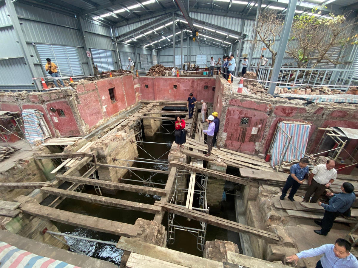 Bên trong Chùa Cầu sau khi hạ giải.