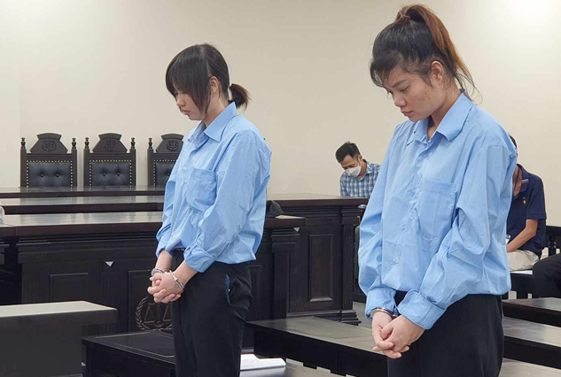 Hai bảo mẫu tại tòa.