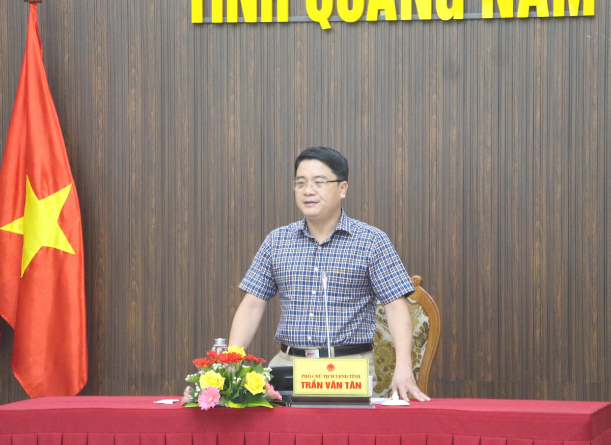 Ông Trần Văn Tân, Phó Chủ tịch UBND tỉnh Quảng Nam phát biểu họp báo.