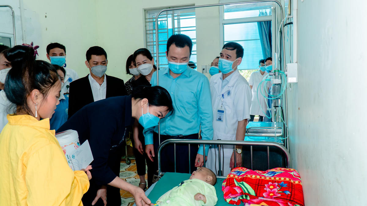 Bà Hà Thị Nga thăm cán bộ y, bác sĩ và tặng quà cho các bệnh nhi đang điều trị tại Bệnh viện đa khoa huyện Mường Khương.