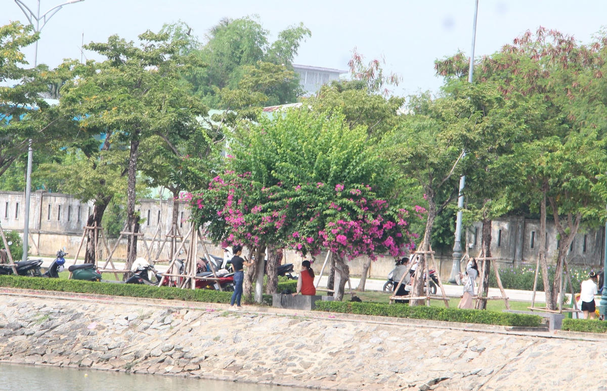 Một góc bờ hồ Nguyễn Du rất đông bạn trẻ đến check-in.