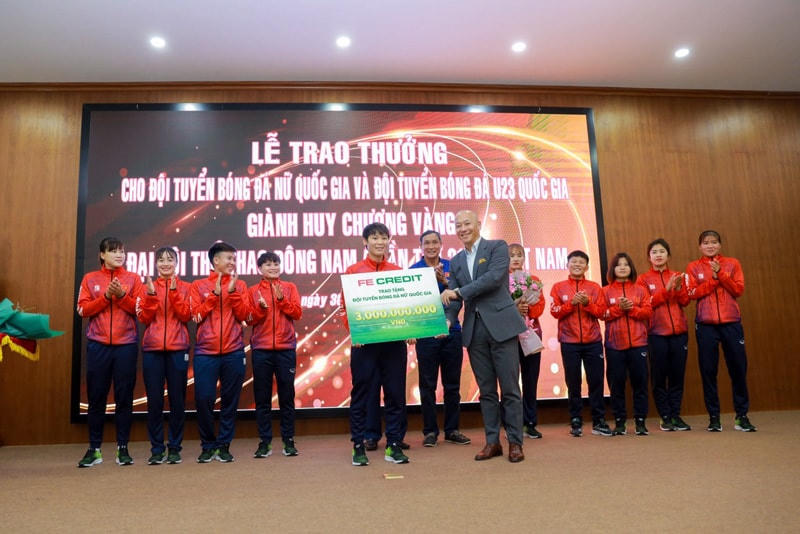 Cầu thủ Phạm Hải Yến, đại diện Đội tuyển bóng đá nữ nhận phần thưởng của FE CREDIT.