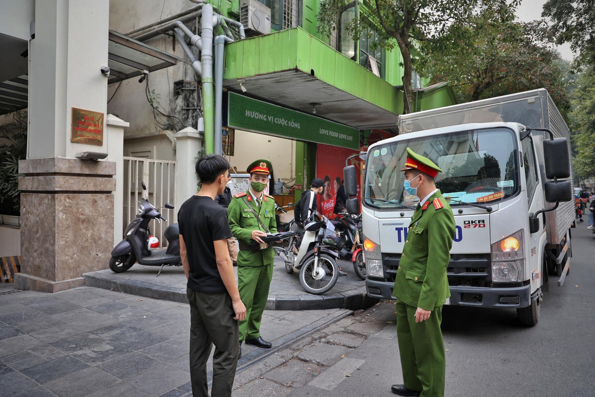Đặc biệt, thực hiện cao điểm cuối năm, lực lượng công an quận Hoàn Kiếm ra quân xử nghiêm các vi phạm như: chợ cóc; hành vi dừng đỗ xe trái phép lấn chiếm vỉa hè, lòng đường…